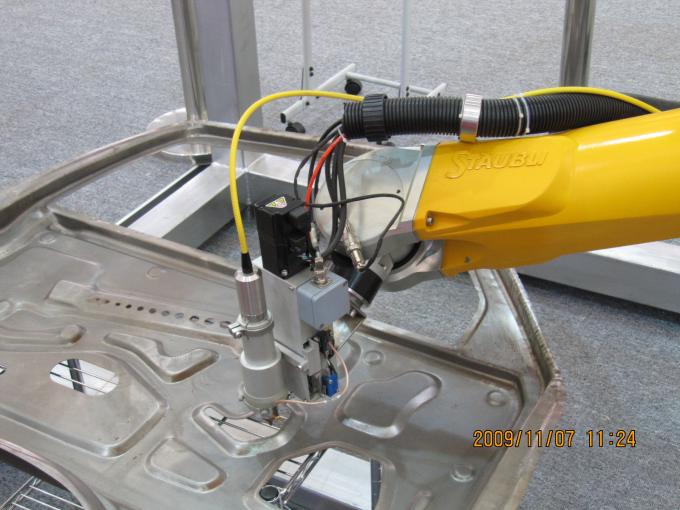 автомат для резки лазера волокна 3D с рукояткой робота, силой 500W лазера