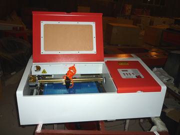 Китай Гравировка и автомат для резки лазера СО2 Engraver лазера настольного компьютера для высекать главу и художнические работы поставщик